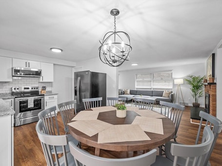 Interior. Stylish & Accessible 6Bd Home in Wexford/Pittsburg