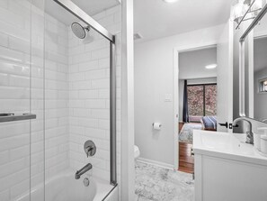 Hair dryer, towels - Stylish & Accessible 6Bd Home in Wexford/Pittsburg (Wexford)
