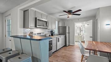 Frigorífico, microondas, horno y placa de cocina