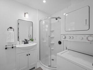 Hair dryer, towels - Shadyside, Central @4 Stylish and Central Studio with Free Parking (Pittsburgh)