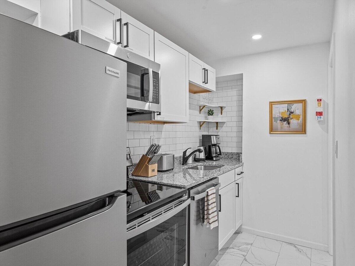 冷蔵庫、電子レンジ、オーブン、コンロ