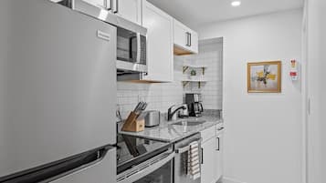 Een koelkast, een magnetron, een oven, een kookplaat