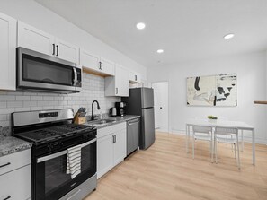 Refrigerador, microondas, horno y parrilla de estufa