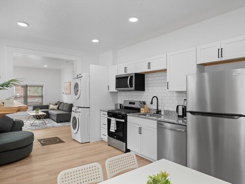 Shadyside/Central @1 Spacious and Modern 1Bdr with Free Parking