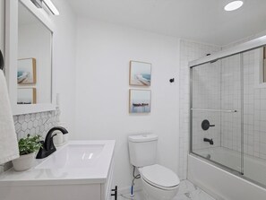 Hair dryer, towels, soap, shampoo - Shadyside/Central @2 Bright and Stylish Studio with Free Parking (Pittsburgh)