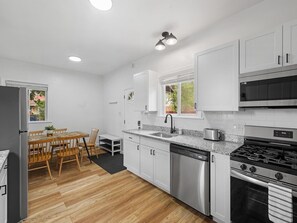 Fridge, microwave, oven, stovetop - Bloomfield, Shadyside 2 Modern and Spacious Two Bedroom with Free Parking (Pittsburgh)