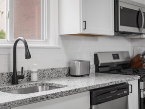 Refrigerador, microondas, horno, placa de cocina