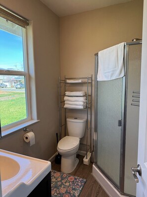 Hair dryer, towels - Stagecoach Cottage quiet efficiency (Middletown)