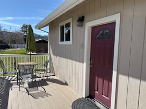 Outdoor dining - Stagecoach Cottage quiet efficiency (Middletown)