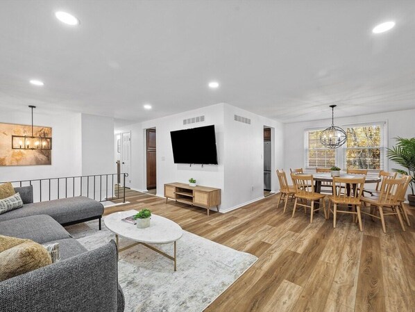 Fernseher, Kamin, Tischfußball, Bücher