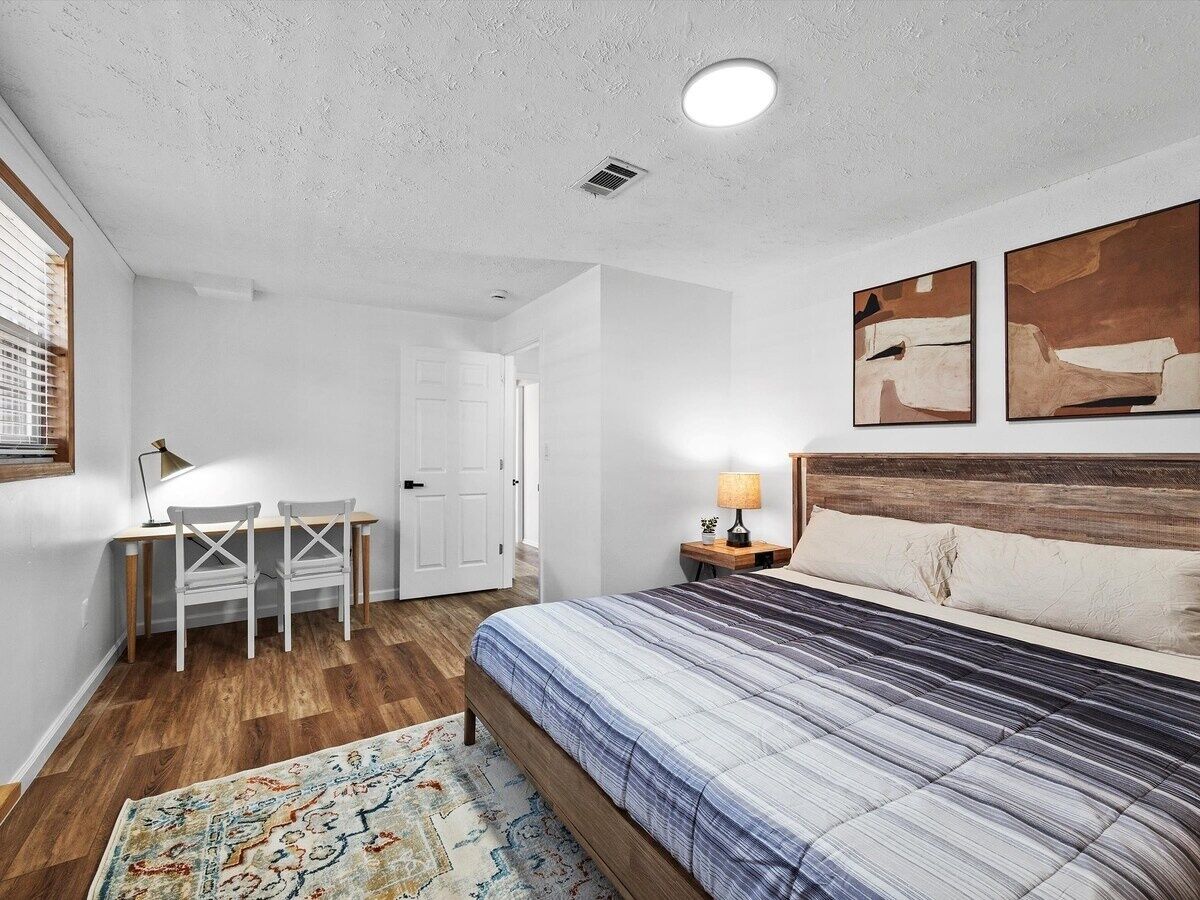 5 bedrooms, iron/ironing board, free WiFi, bed sheets