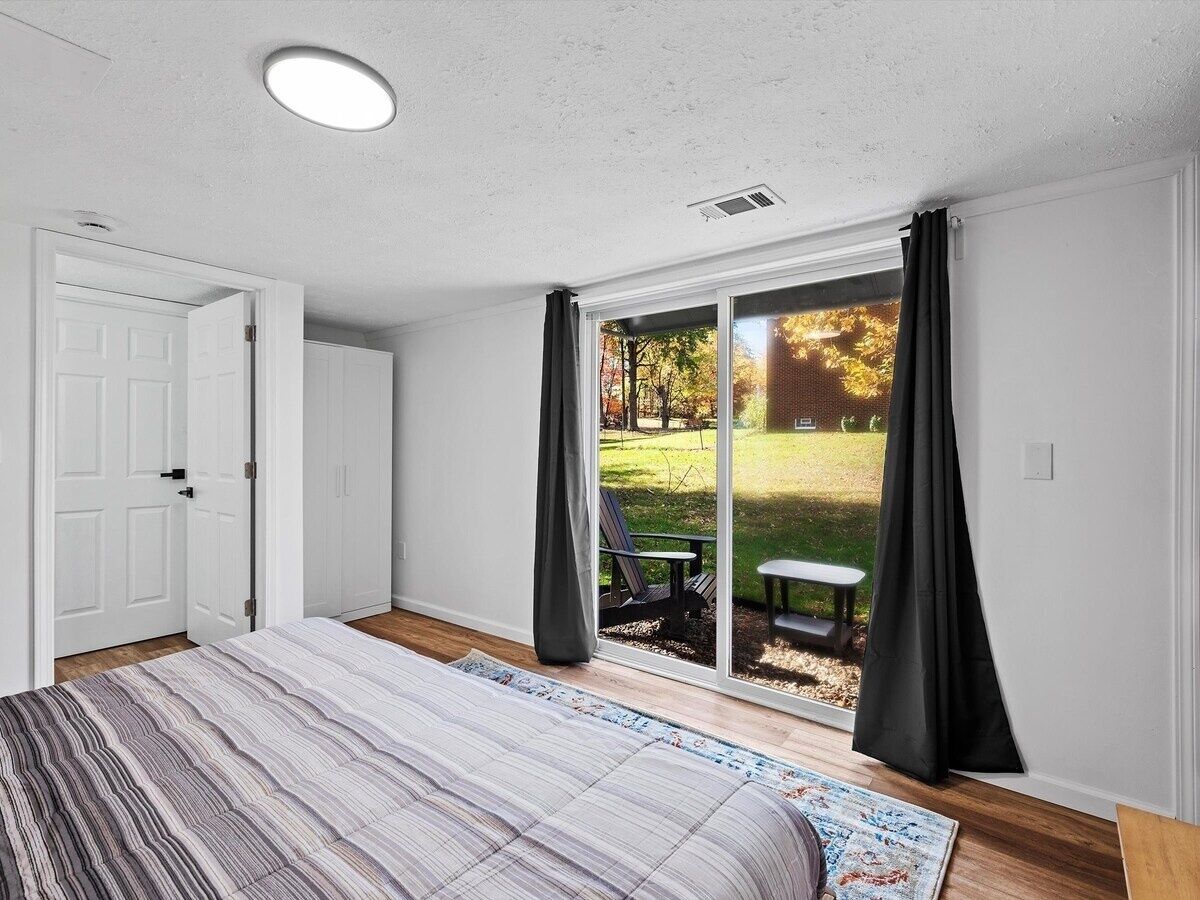 5 bedrooms, iron/ironing board, free WiFi, bed sheets