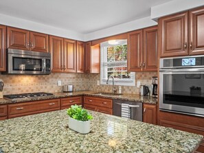 Fridge, microwave, oven, stovetop - Modern and Accessible 5 Bedroom Home in Cranberry, Pittsburgh with a Game Room (Cranberry Township)