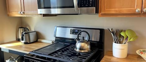 Réfrigérateur, four à micro-ondes, un four, surface de cuisson