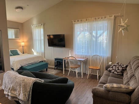 TV. Emerald Lodge quiet efficiency