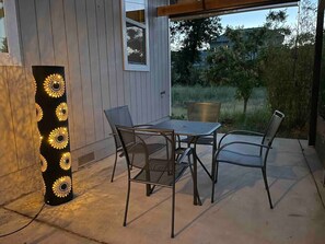 Outdoor dining - Emerald Lodge quiet efficiency (Middletown)