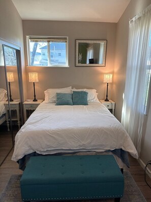 1 bedroom, iron/ironing board, internet, bed sheets - Emerald Lodge quiet efficiency (Middletown)