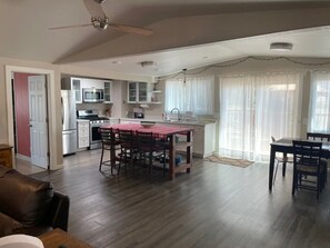 Interior - Riverbed House with hot tub (Middletown)