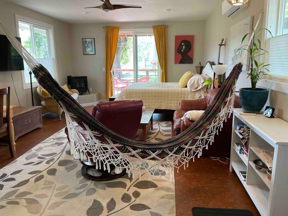 Tabla de planchar con plancha, wifi y ropa de cama 