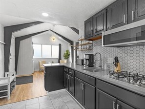 Een koelkast, een microgolfoven, een oven, een kookplaat