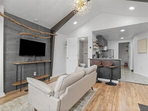 TV, books - Lawrenceville/Central @1 Modern & Cozy 1BD w/Prkg (Pittsburgh)