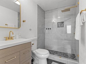 Hair dryer, towels - Lawrenceville/Central @1 Modern & Cozy 1BD w/Prkg (Pittsburgh)