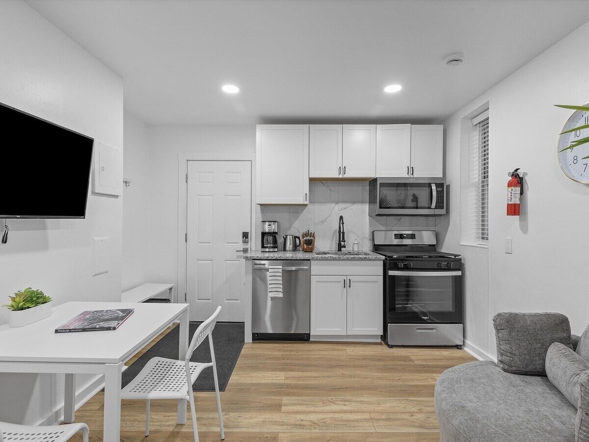 Een koelkast, een magnetron, een oven, een kookplaat