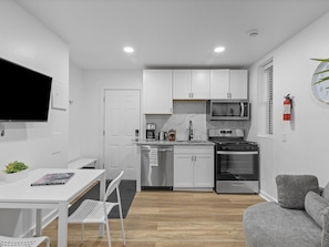 Fridge, microwave, oven, stovetop - Lawrenceville/Central @2 Stylish &Quiet 1BD w/Prkg (Pittsburgh)