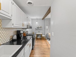 冷蔵庫、電子レンジ、オーブン、コンロ