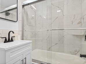 Sèche-cheveux, serviettes fournies