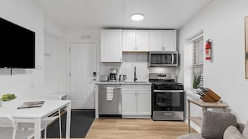 Jääkaappi, mikroaaltouuni, uuni, liesi