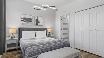 3 slaapkamers, een strijkplank/strijkijzer, gratis wifi, beddengoed