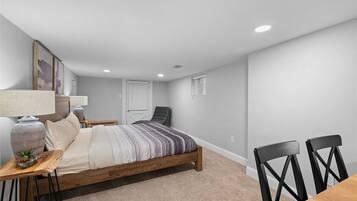 3 bedrooms, iron/ironing board, WiFi (free), bed sheets