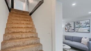 Una escalera con peldaños alfombrados que conduce a una plataforma.