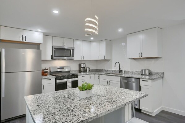 Refrigerador, microondas, horno y parrilla de estufa