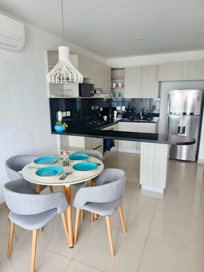 Réfrigérateur, micro-ondes, four, plaque de cuisson