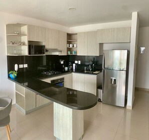 Réfrigérateur, micro-ondes, four, plaque de cuisson