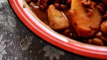 Desayuno con opciones de la cocina local incluido todos los días