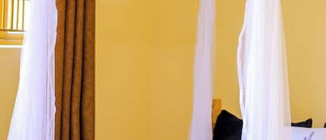 Eenvoudige tweepersoonskamer, privébadkamer, uitzicht op tuin | Een bureau, een laptopwerkplek, gratis wifi