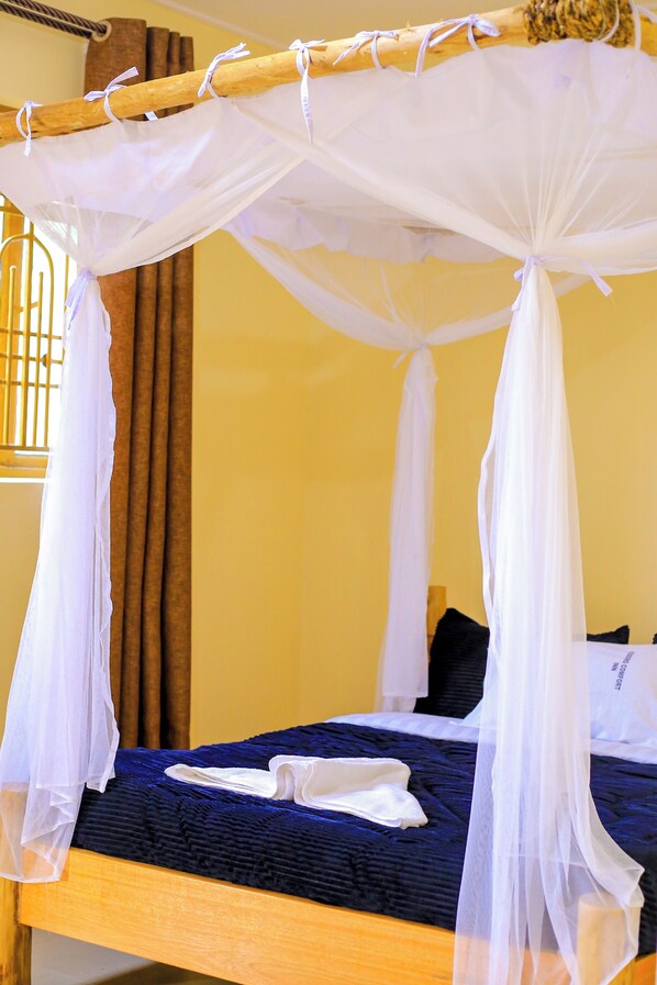 Basic-Doppelzimmer, eigenes Bad, Gartenblick