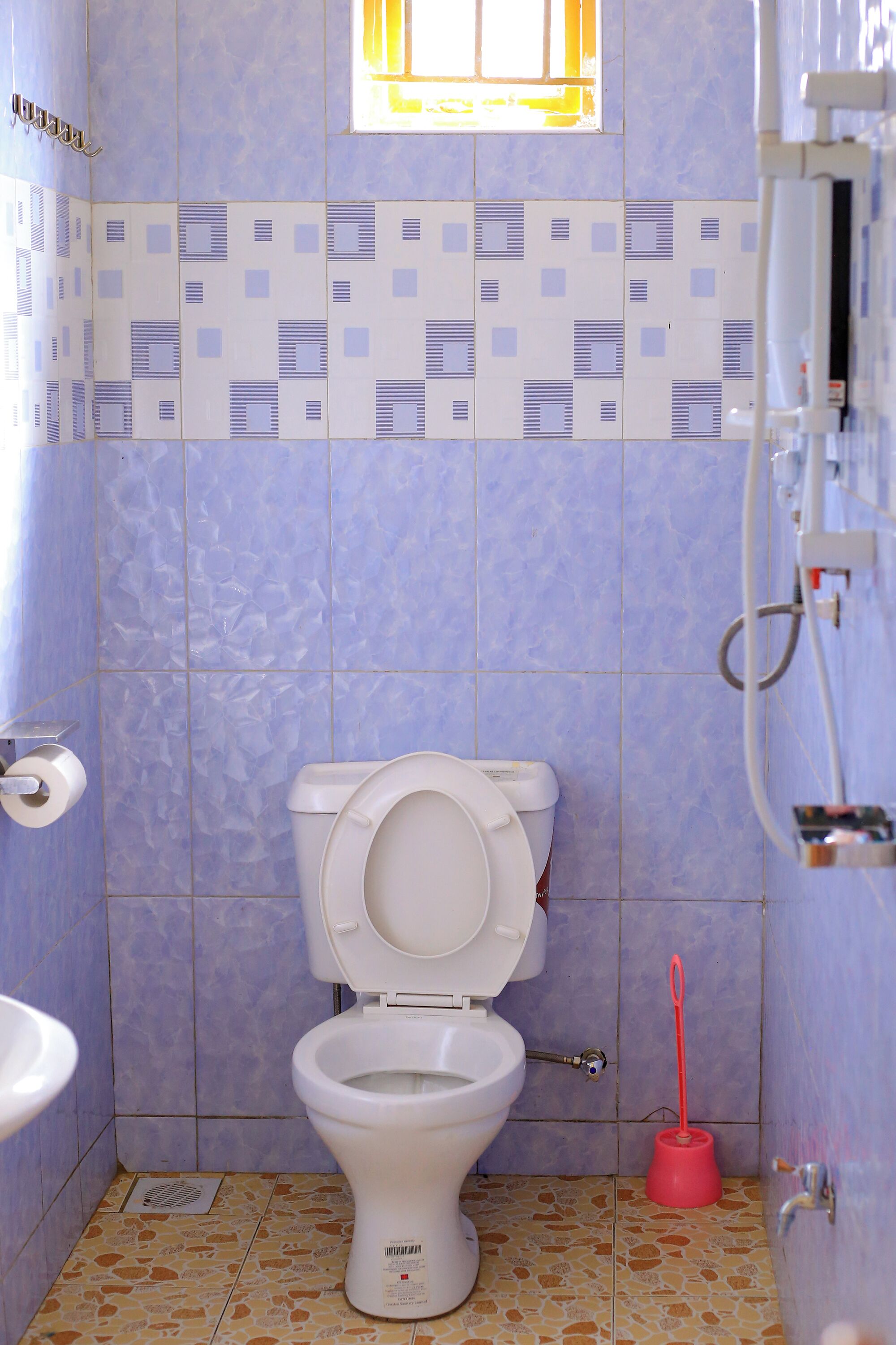 Basic-Einzelzimmer, eigenes Bad, Gartenblick | Badezimmer | Dusche, Hausschuhe, Handtücher, Seife