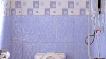 Basic-Einzelzimmer, eigenes Bad, Gartenblick | Badezimmer | Dusche, Hausschuhe, Handtücher, Seife