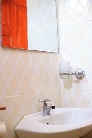 تجهيزات دش، مناشف، صابون، ورق حمّام