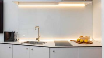 Mikroaaltouuni, liesi, kahvin-/teenkeitin