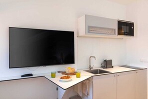 Mikrovågsugn, spishäll, kaffe- och tebryggare och grytor/köksredskap