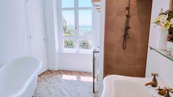 Superior Room, Sea View | Bathroom | Hair dryer, towels, soap, shampoo