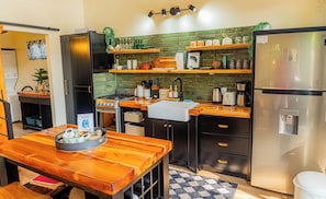Microondas, placa de cocina, cafetera o tetera y utensilios de cocina