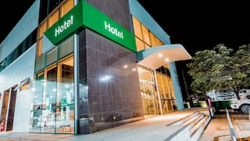 Fassade der Unterkunft – Abend/Nacht