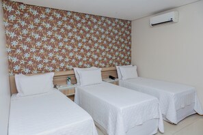 Dreibettzimmer, 3 Einzelbetten | Allergikerbettwaren, Zimmersafe, Schreibtisch