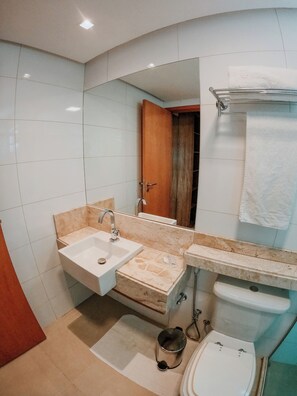 Apartemen, 1 kamar tidur, dapur kecil | Kamar mandi | Shower, pengering rambut, handuk, dan sabun
